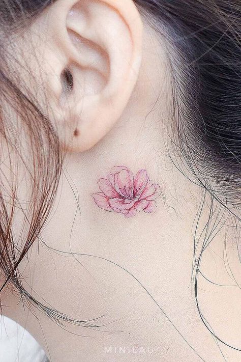 delikatny tatuaż kwiat na szyi