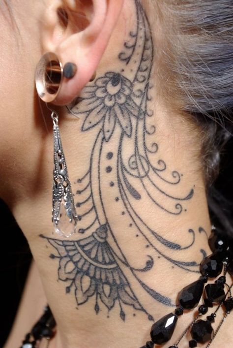 duże i rozbudowane tatuaże na szyi