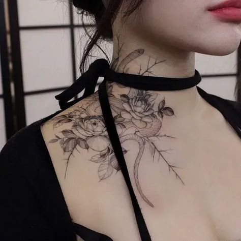 duży tatuaż na szyi kwiaty
