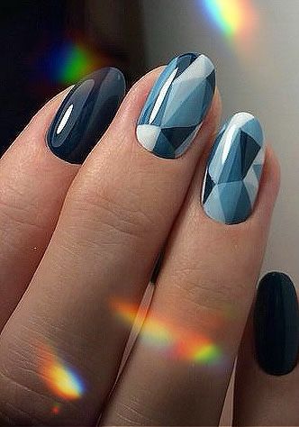 geometryczny niebieski manicure