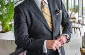 Jaka koszula do szarego garnituru pasuje kolorystycznie? jaka koszula do szarego garnituru pasuje kolorem