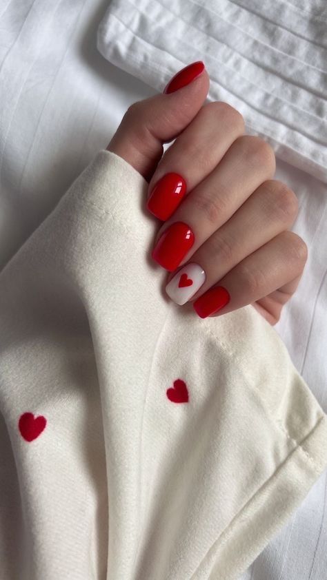 manicure zimowy czerwony