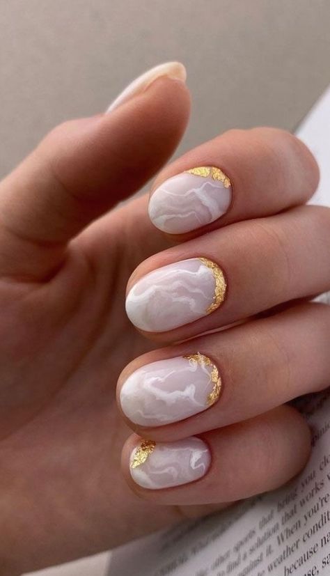marmurkowe złote świąteczne paznokcie
