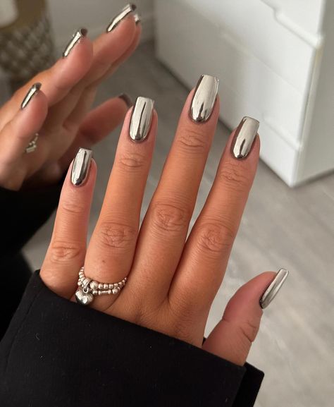 metaliczny srebrny manicure zimowy