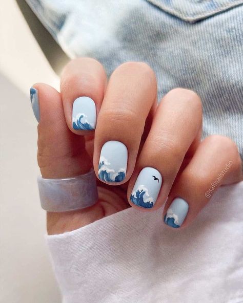 morski niebieski manicure