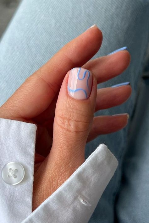 niebieski manicure