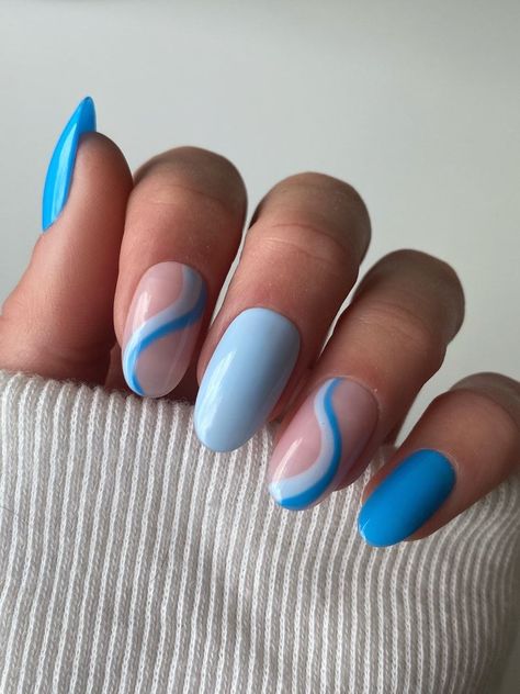 niebieski manicure fale