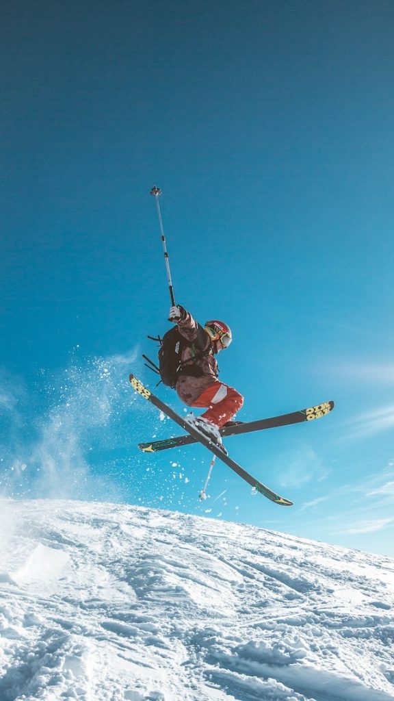 stylizacja na nartach w alpach