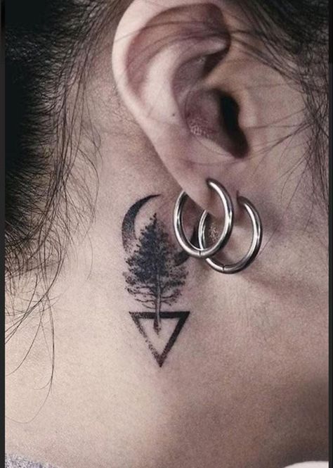 tatuaż geometryczny na szyi