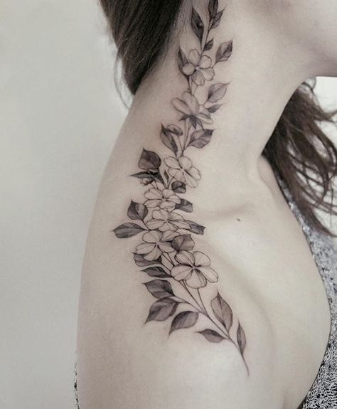 tatuaż kwiaty na szyi