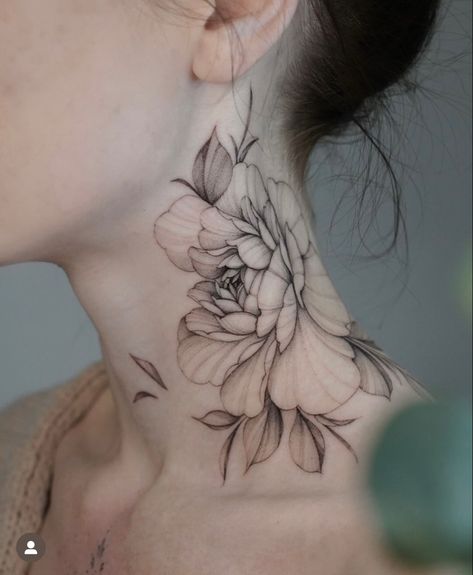 tatuaż na szyi duży kwiaty