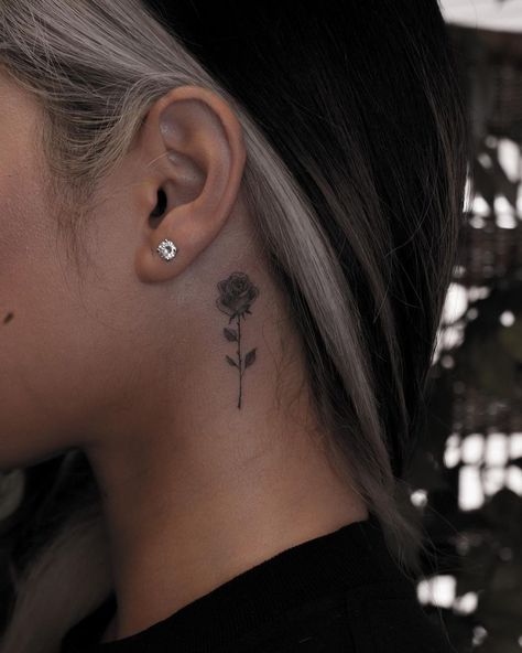 tatuaż na szyi kwiatek
