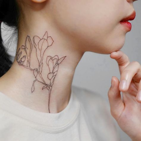 tatuaż na szyi kwiaty geomentryczne