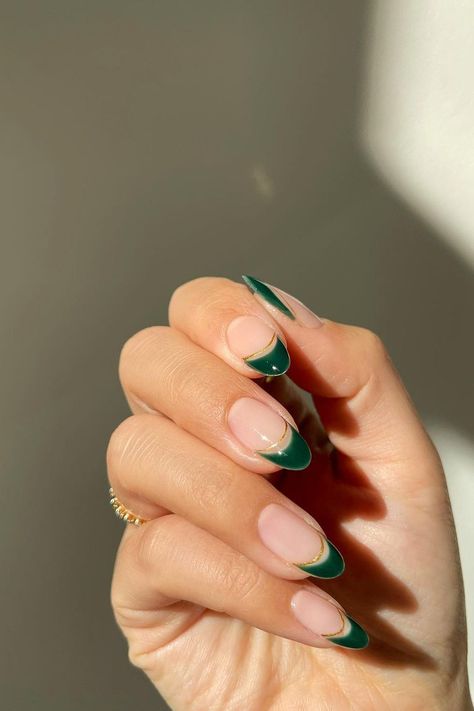 zielony french manicure zimowy
