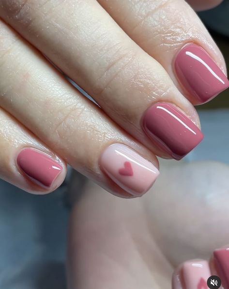 Delikatne paznokcie z serduszkiem różowe