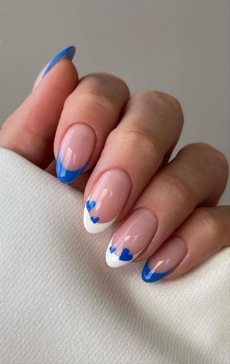 French manicure ze zdobieniem niebieski