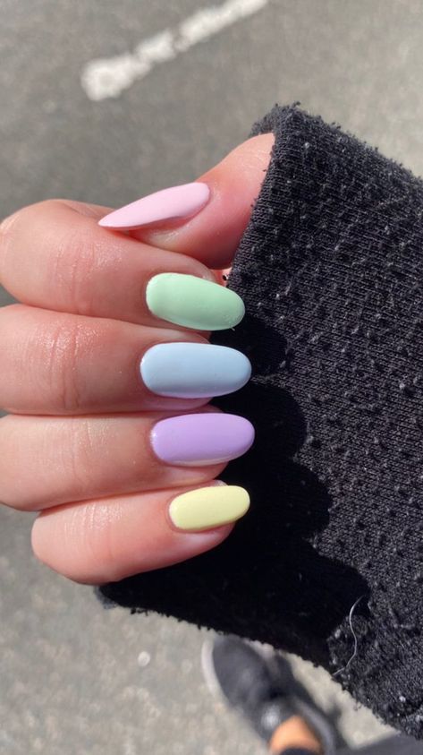 Kolorowe paznokcie pastelowe kolorowe