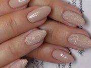 Paznokcie beżowe z brokatem - stylizacje manicure