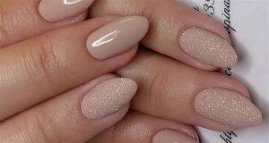 Paznokcie beżowe z brokatem - stylizacje manicure