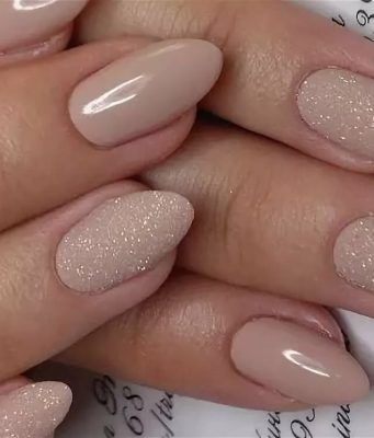 Paznokcie beżowe z brokatem - stylizacje manicure