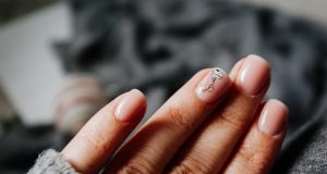 Paznokcie na luty 2024 - zimowe stylizacje manicure