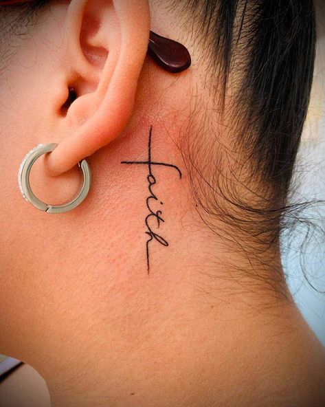 Tatuaże cytatowe na szyi delikatne
