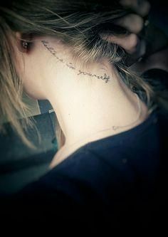 Tatuaże cytatowe na szyi słowa