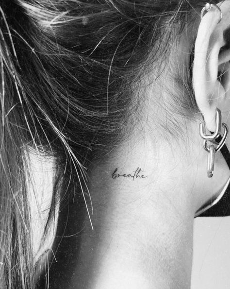 Tatuaże cytatowe na szyi