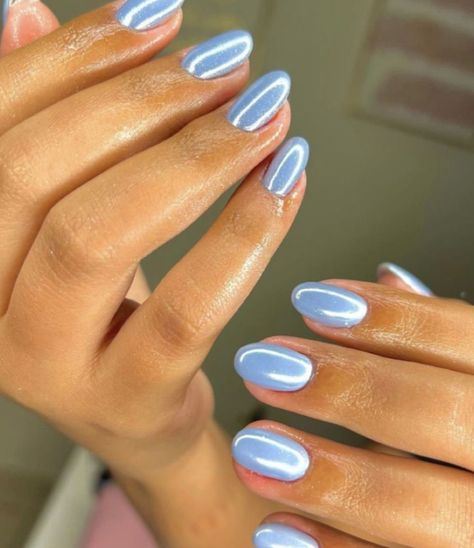 manicure niebieski chrome