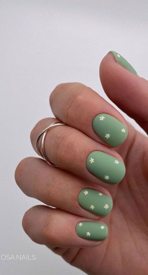 manicure pastelowy zielony matowy