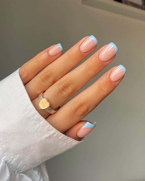 manicure wiosna 2024 french niebieski