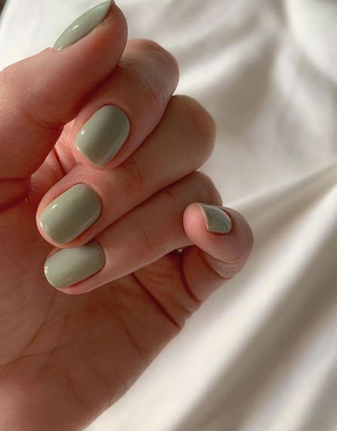 manicure wiosna 2024 minimalistyczny zielony