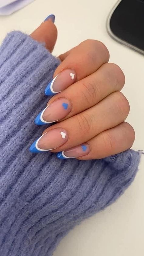 manicure z sercem french niebieski