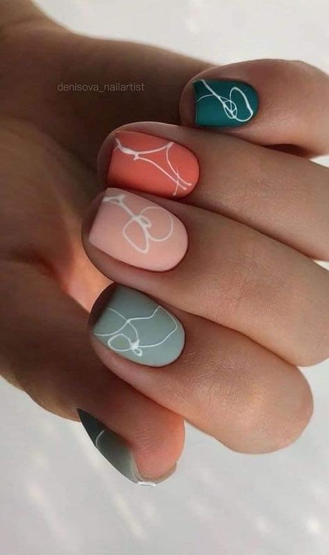 pastelowy manicure matowy geometryczny