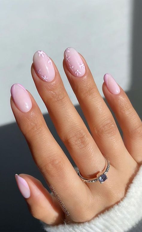 różowy pastelowy manicure