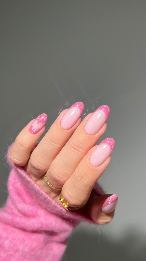 walentynkowy manicure różowy