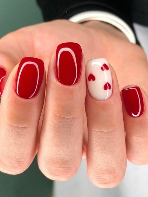 Czerwony manicure walentynkow z białym