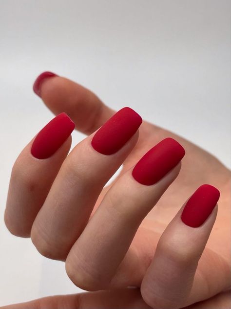 Czerwony manicure walentynkowy matowy