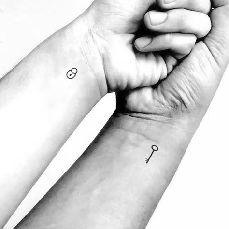 Tatuaże dla par kluczyk i kłudka