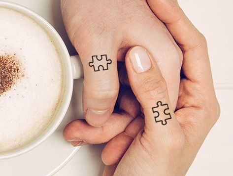 Tatuaże dla par puzzle na palcach