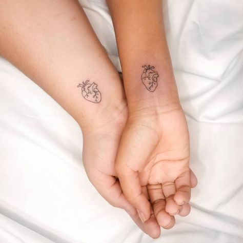 Tatuaże dla par serca na nadgarstkach