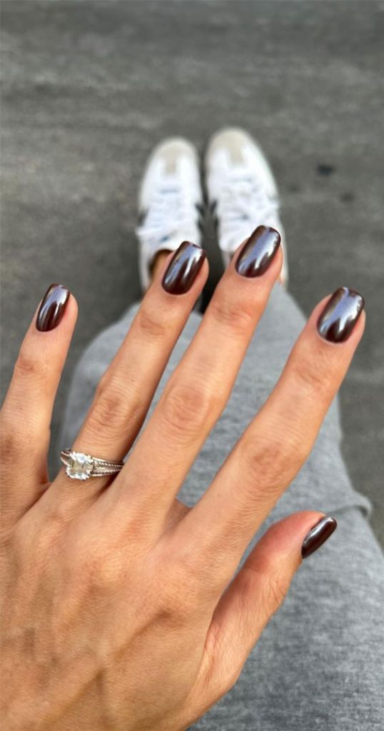chromowane brązowe paznokcie wiosna 2024 trendy manicure