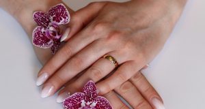 eleganckie jasne paznokcie na wiosnę