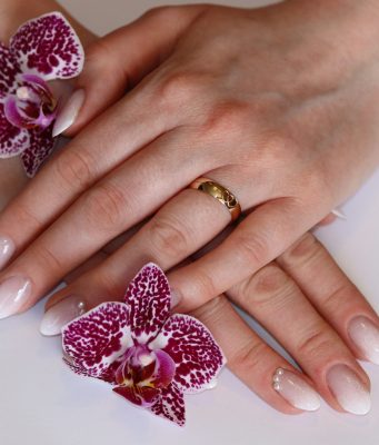 eleganckie jasne paznokcie na wiosnę