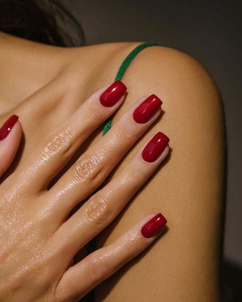 idealny czerwony manicure techniki