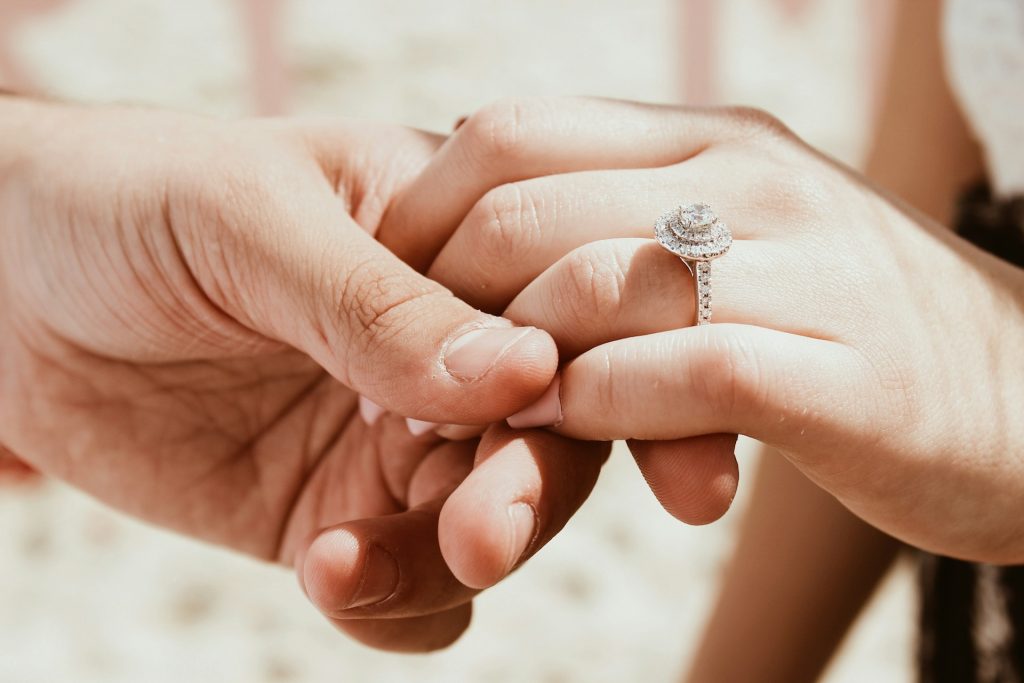 jak wybrać pierścionek zaręczynowy