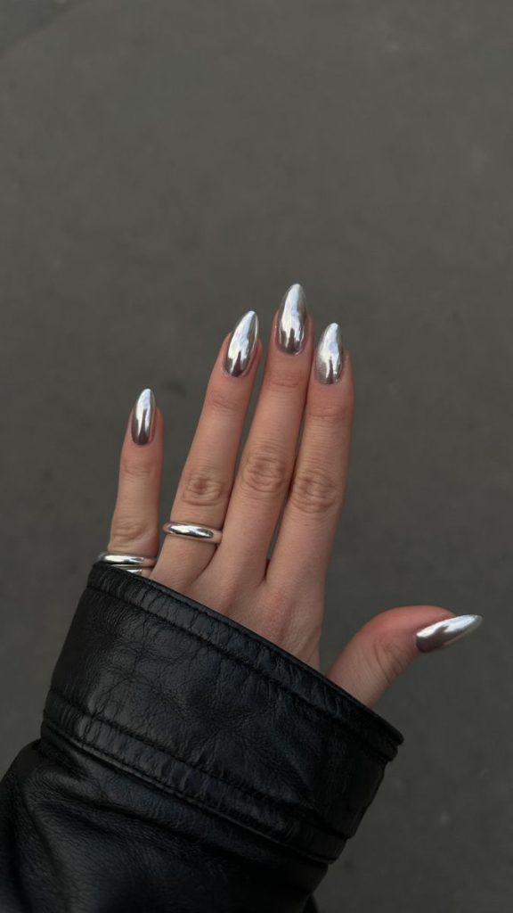 srebrne migdałowe chromowane paznokcie wiosna 2024 trendy manicure