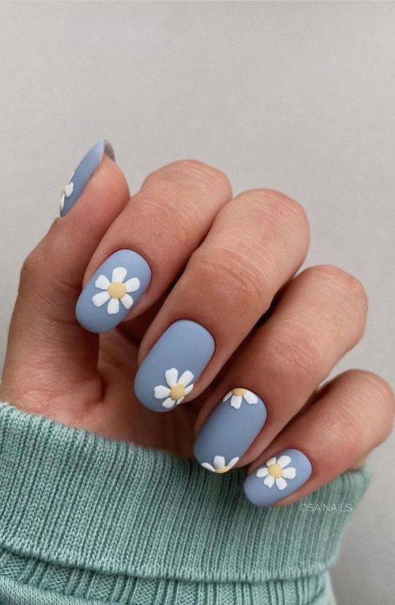 paznokcie w kwiatki niebieskie