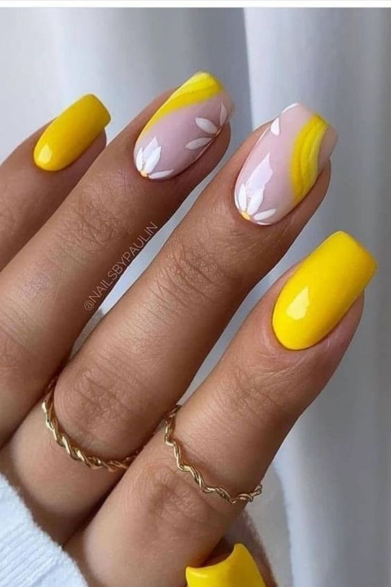 żółte paznokcie z białymi kwiatkami