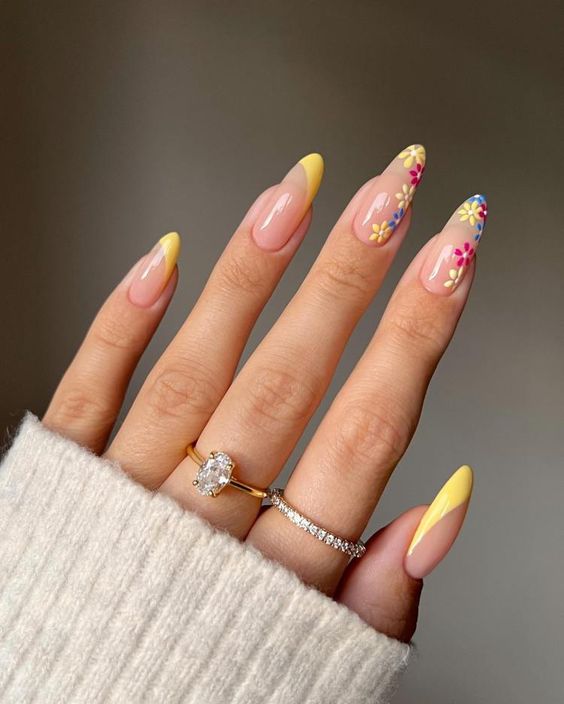 żółte paznokcie z kolorowymi kwiatkami